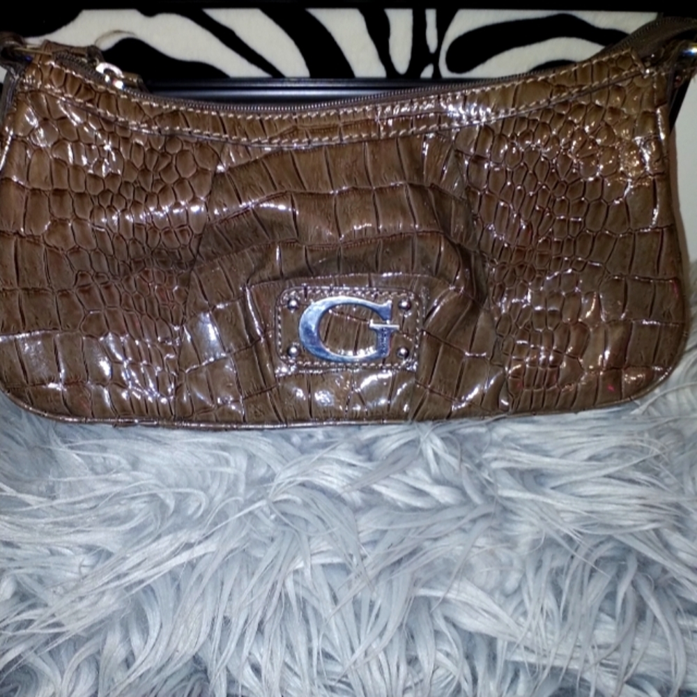This Pretty GUESS Purse was a Gift NWOT NEVER USED